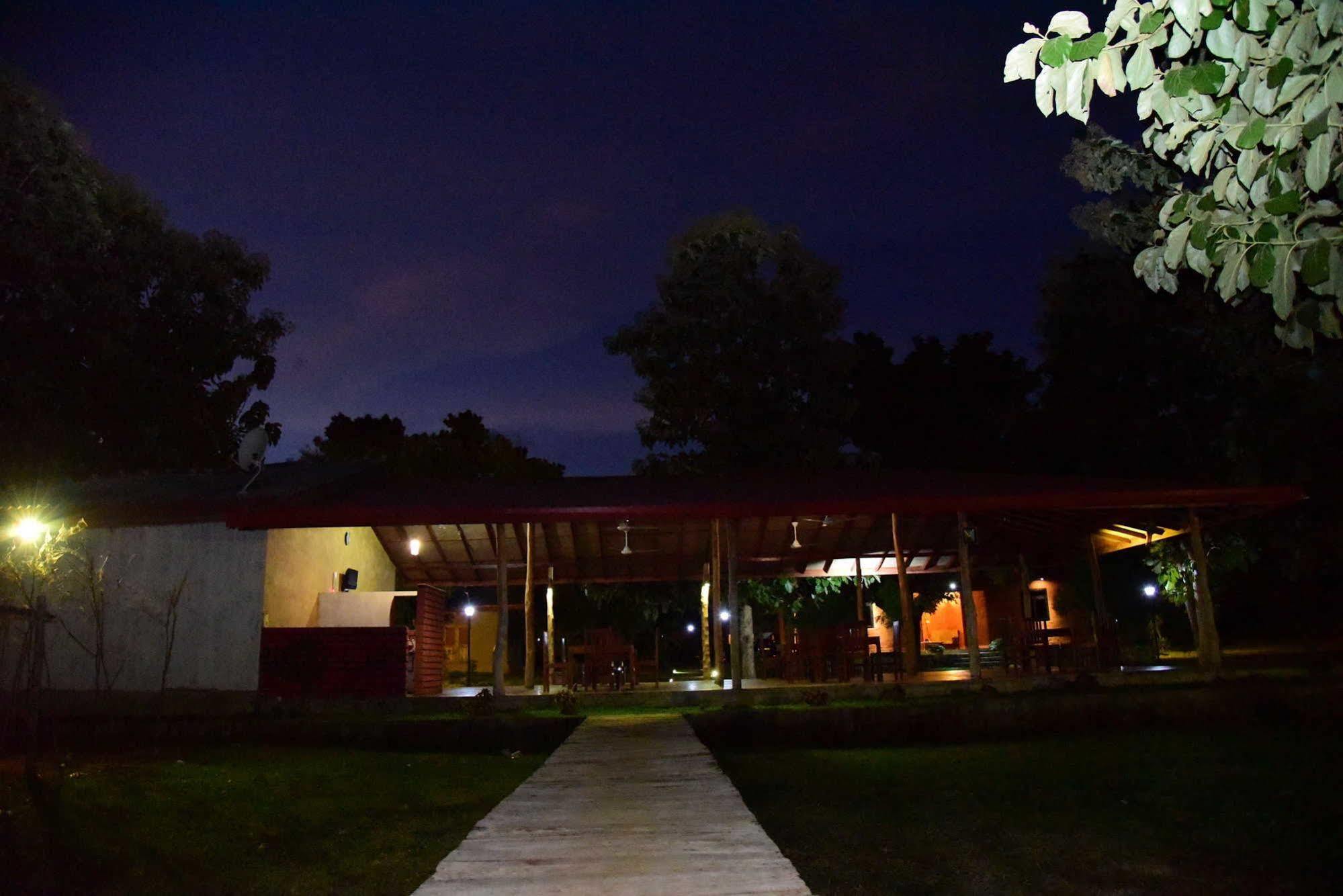 Indika Lake Resort Nuwarawewa East Exterior foto